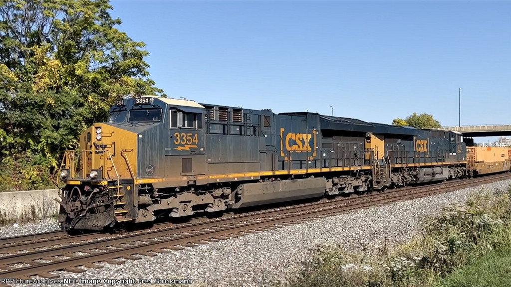 CSX 3354 leads M137.